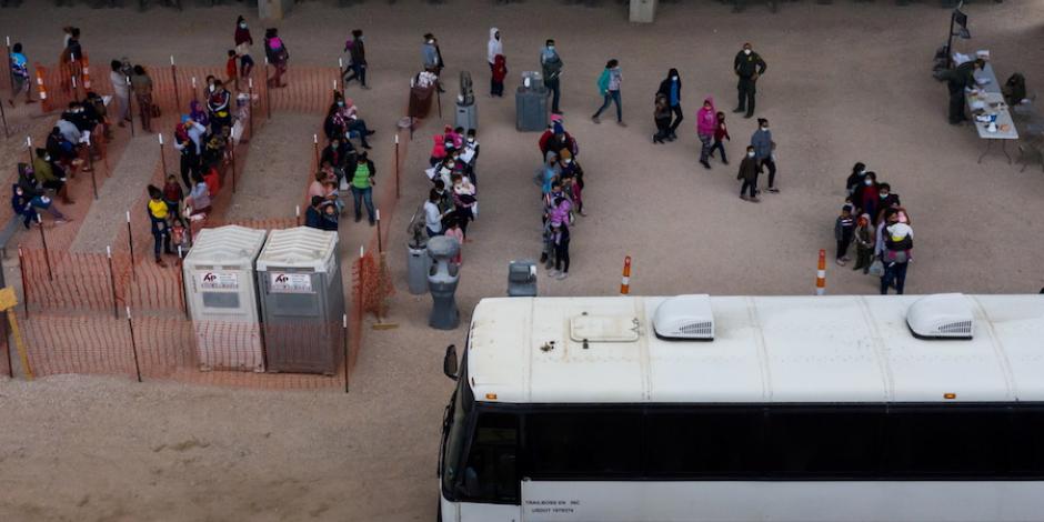 Personal de la Patrulla Fronteriza traslada a grupos migrantes en Granjeno, Texas, ayer.