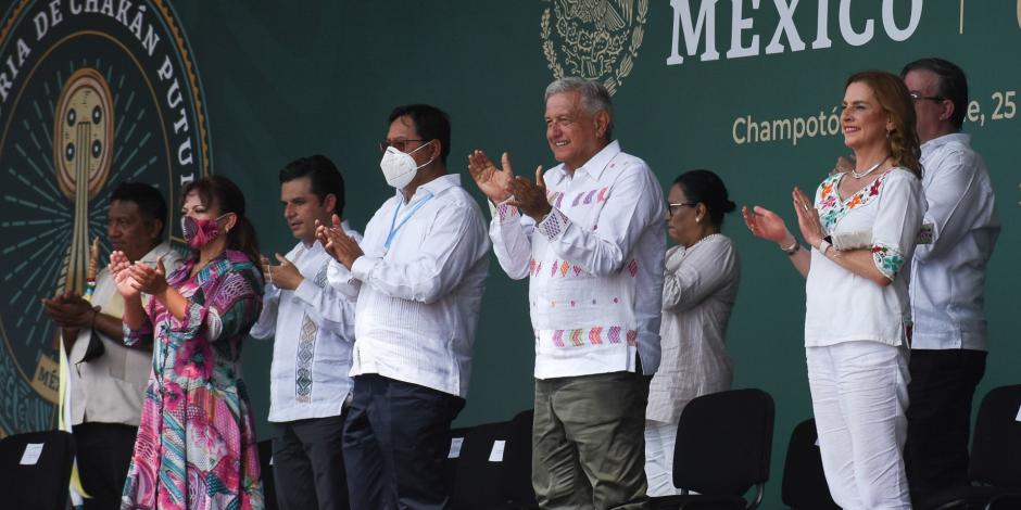 El mandatario con el presidente de Bolivia, Luis Arce (izq.), ayer.