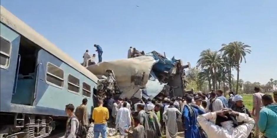 Dos trenes de pasajeros chocaron en Egipto.