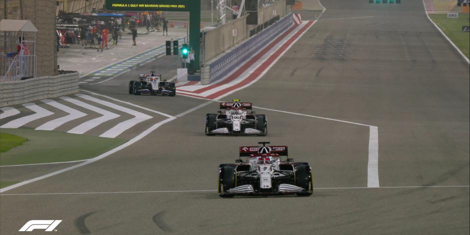 Algunos monoplazas en la sesión de prácticas de cara al Gran Premio de Baréin de F1.