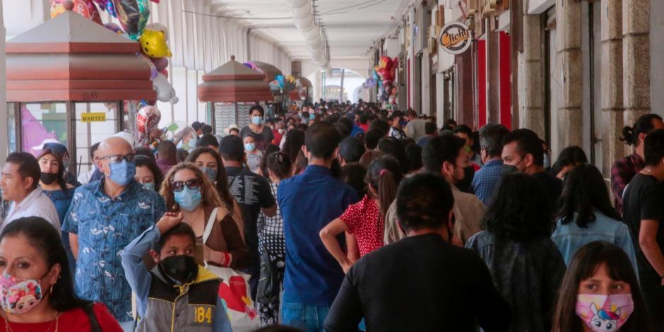 Ciudadanos acuden de compras en Portales de Toluca, el Estado de México, durante el semáforo naranja