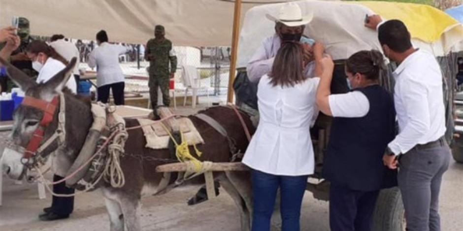 El adulto mayor trabaja como pepenador y acudió a vacunarse contra COVID-19 a un módulo instalado para automóviles Drive Thru de Burgos, en Tamaulipas..