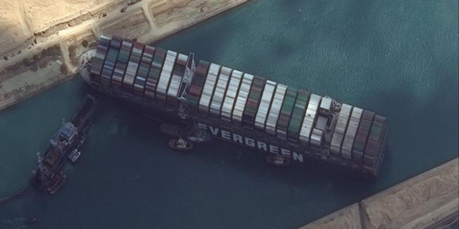 Diferentes países buscan ayudar al gigantesco buque portacontenedores que quedó varado en Canal de Suez.