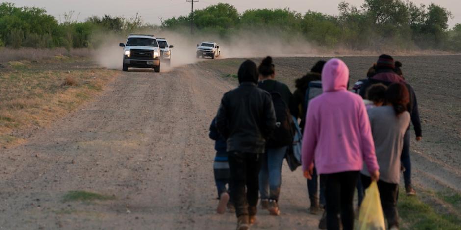 Vehículos de la Patrulla Fronteriza se aproximan a migrantes en Peñitas, Texas, ayer.