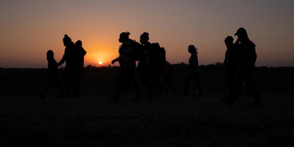 Migrantes caminan en Peñitas, Texas.