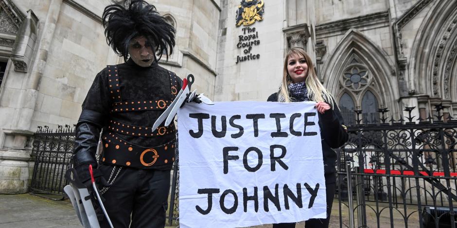 Personas manifiestan su apoyo a Johnny Depp frente a la Corte de Londres.