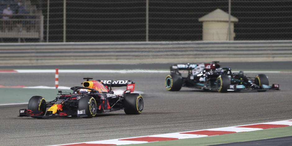 El monoplaza de Max Verstappen delante del de Lewis Hamilton en el Gran Premio de Bahréin.