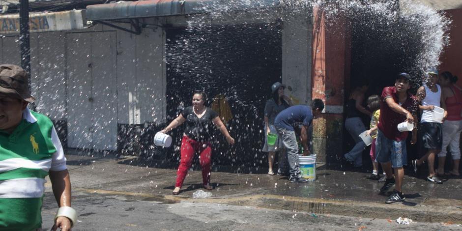 En algunas partes de México, desperdiciar el agua en Sábado de Gloria genera sanciones económicas y administrativas.