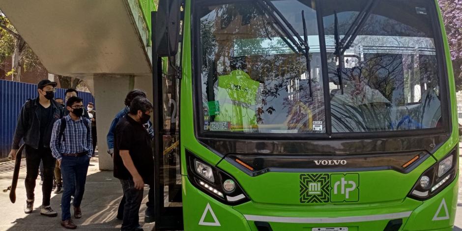 Tras colapso de Línea 12 del Metro de la CDMX, unidades de RTP ofrecen el servicio gratuito para los transeúntes que ocupen el traslado de este recorrido.
FOTO: GRACIELA LÓPEZ /CUARTOSCURO.COM