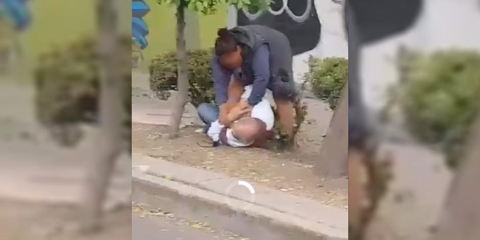 En el video, al parecer realizado el domingo pasado, puede verse a una mujer de mediana edad agredir a golpes a un adulto mayor.