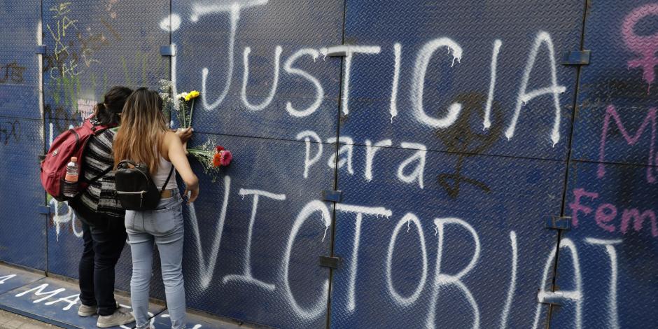 Jóvenes durante una protesta en la CDMX piden "Justicia para Victoria".