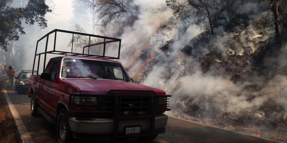 Incendio forestal destruye decenas de hectáreas del bosque de las Lagunas de Zempoala en Huitzilac, ayer.