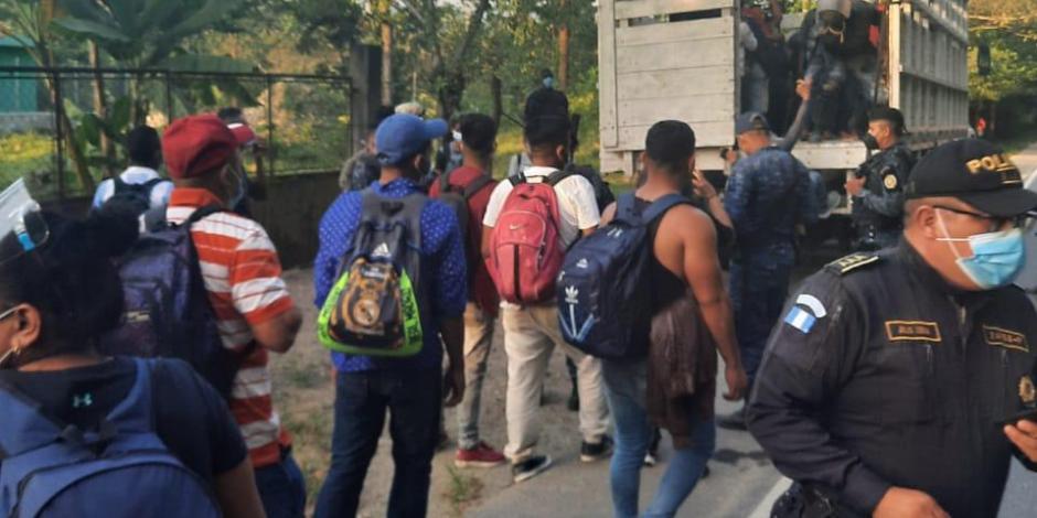 Migrantes pasan por Chiapas.