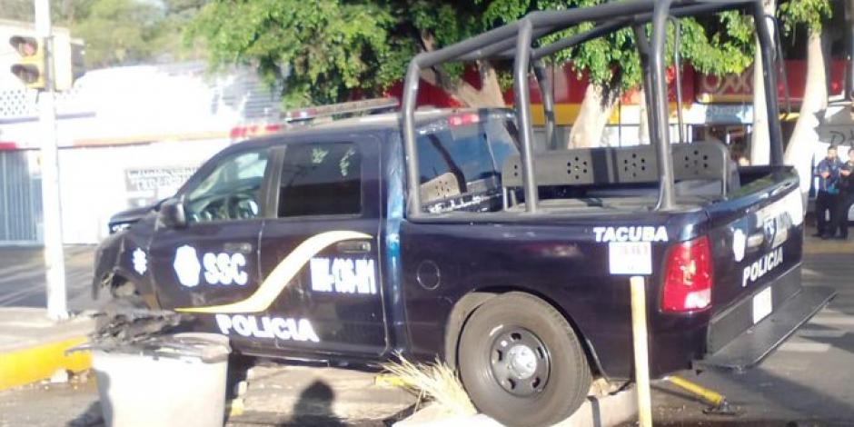 La patrulla quedó atorada sobre un camellón de la calzada México Tacuba luego del choque