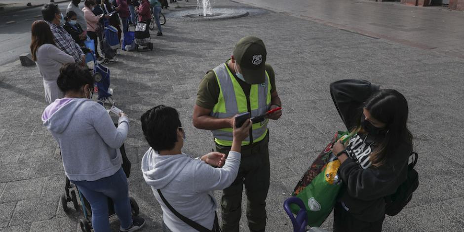 Autoridades de seguridad revisan permisos especiales de salida de ciudadanos ante alza de movilidad, ayer.