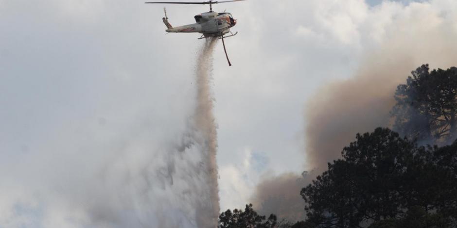 Helicóptero de la Conagua sofoca las llamas en Sierra de Santiago, NL.