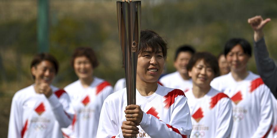 Azuza Iwashimizu, futbolista japonesa, porta la antorcha en Fukushima.