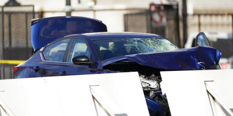 La imagen muestra el vehículo que un hombre estrelló contra una barrera el viernes 2 de abril de 2021 en el Capitolio, en Washington.