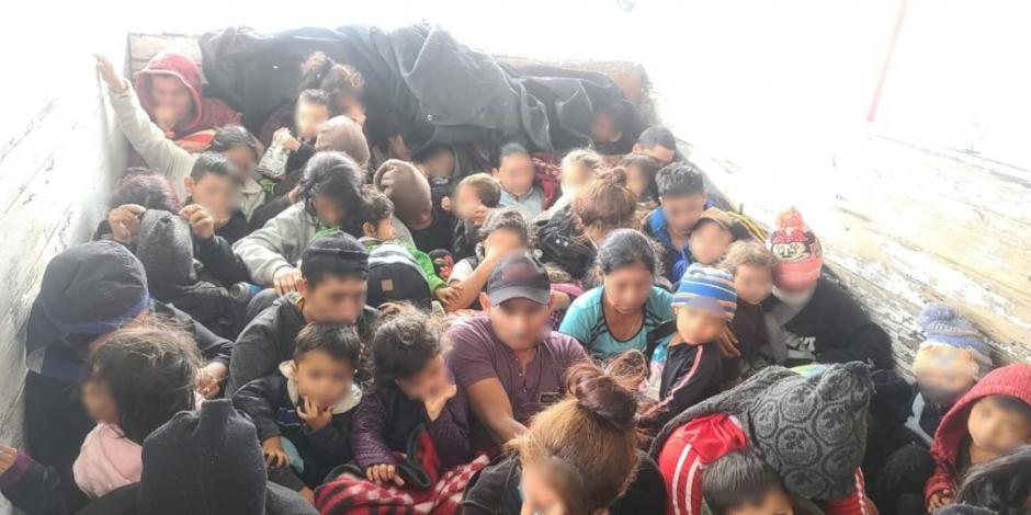 Los 61 migrantes estaban hacinados y presentaban deshidratación. Fueron rescatados por la Guardia Nacional en Nuevo León.