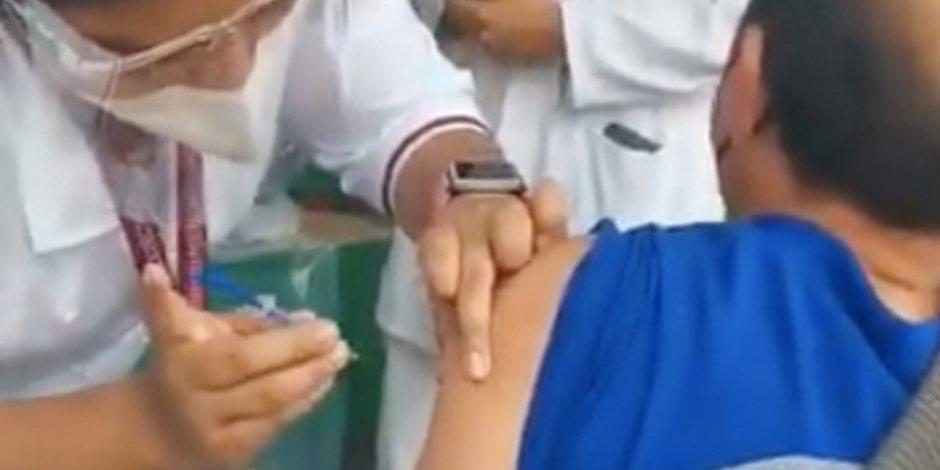 Un video difundido en redes sociales muestra como una enfermera solo inserta y saca una jeringa sin suministrar el biológico contra COVID-19