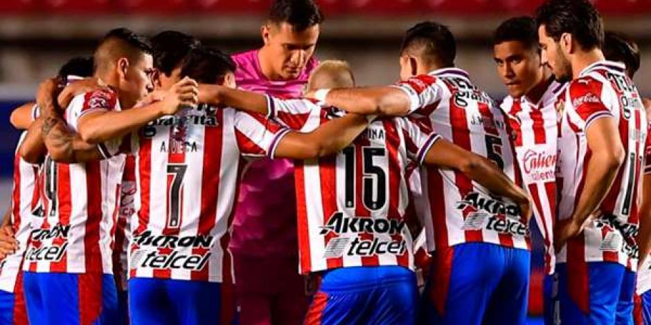 Jugadores de Chivas previo a uno de sus partidos en el Torneo Guard1anes 2021 de la Liga MX.