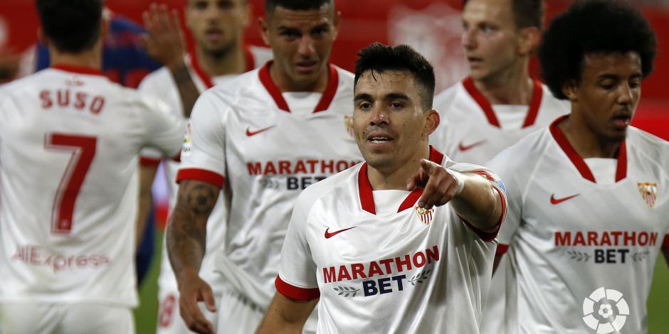 Jugadores del Sevilla celebran una anotación ante el Atlético de Madrid