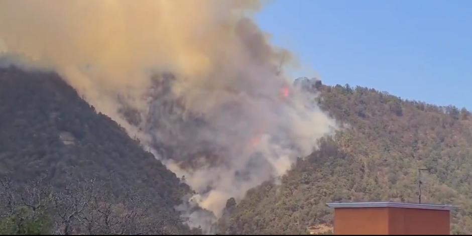 Desde las 14:00 horas de este domingo, vecinos de Huixquilucan reportaron el incendio forestal en redes sociales.