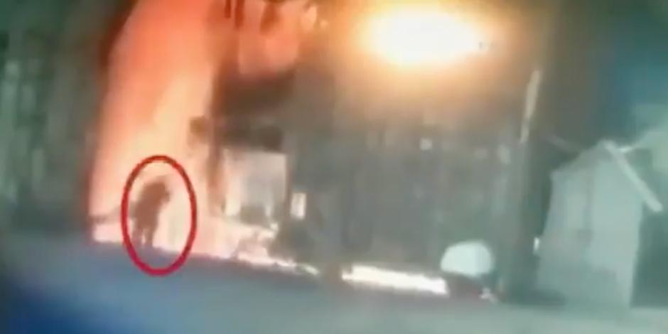 El momento en que la persona de lanza al horno conteniendo acero fundido quedó registrado por una cámara de vigilancia de la empresa Baotou Steel.
