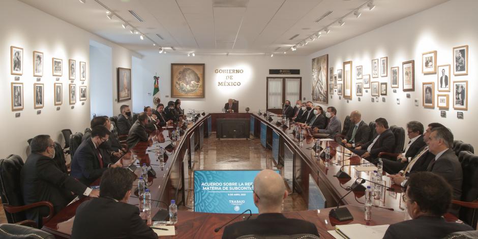 El Presidente López Obrador (centro) con representantes del sector obrero y empresarial, hoy.