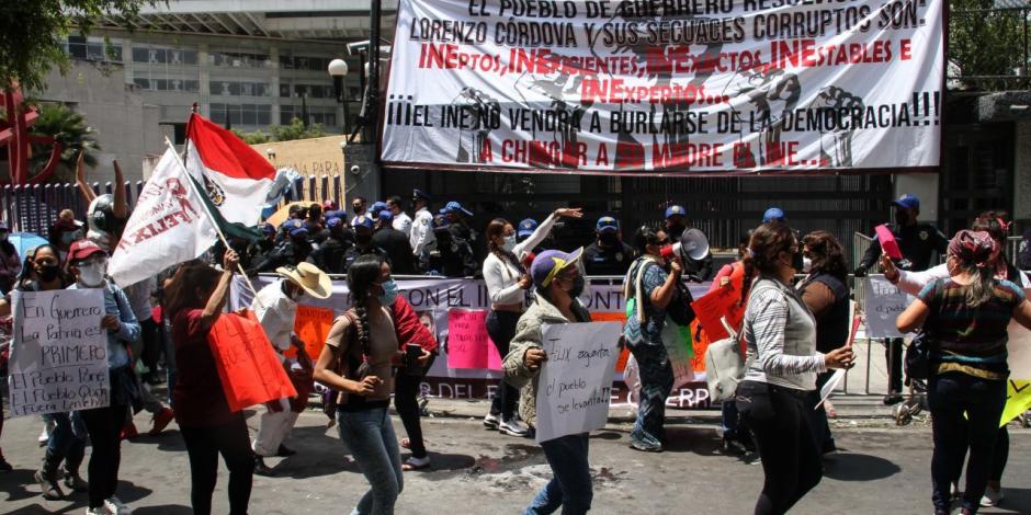 Simpatizantes de Morena mantienen un plantón a las afueras del INE, marcha afecta a comerciantes.