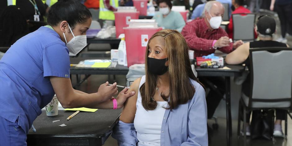 Mujer recibe vacuna contra COVID en Estados Unidos.