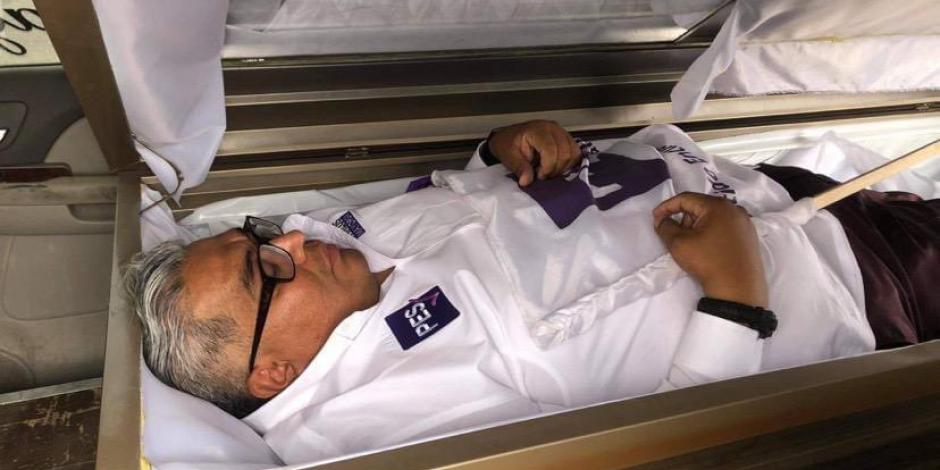 El candidato a diputado federal de Ciudad Juárez arrancó su campaña de apertura en un ataúd y proclamando "que me entierren vivo si no cumplo"