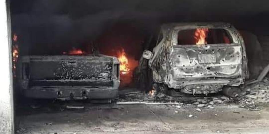 Autos en llamas, el pasado 3 de abril en Tepetongo.