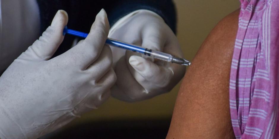 Una persona recibe la vacuna contra COVID-19.