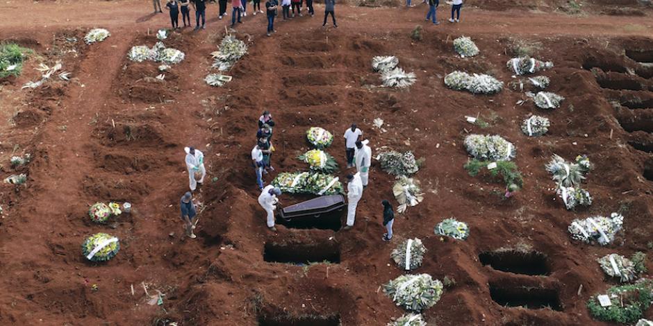 En un predio de tierra roja, hallado el mes pasado, yacen tumbas secretas de personas que fallecieron por Covid, en Loreto, Perú.