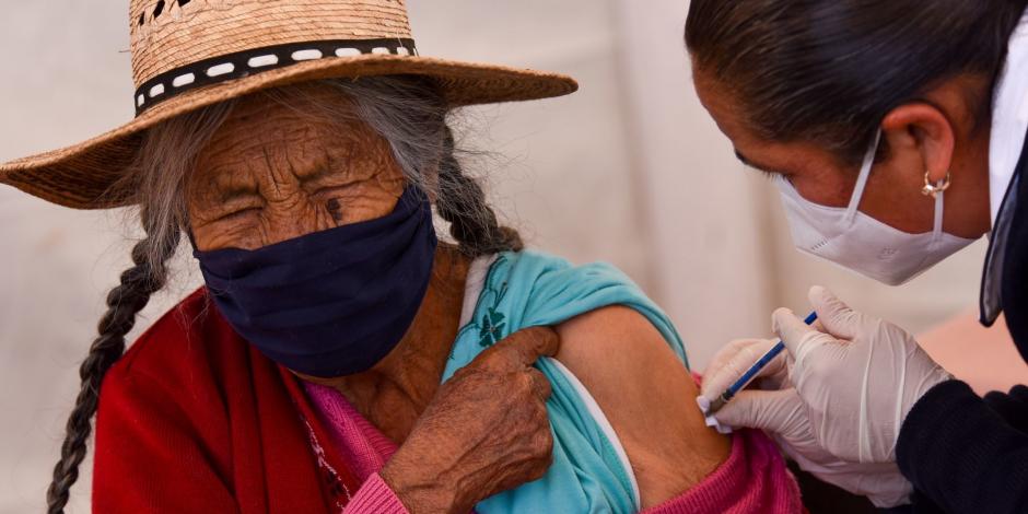 Vacunan a una persona proveniente de la zona indígena de Temoaya, en el Estado de México