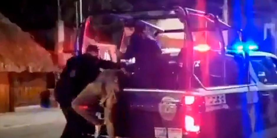 En un video se observa a policías de Tulum golpeando a un joven mientras lo detienen.