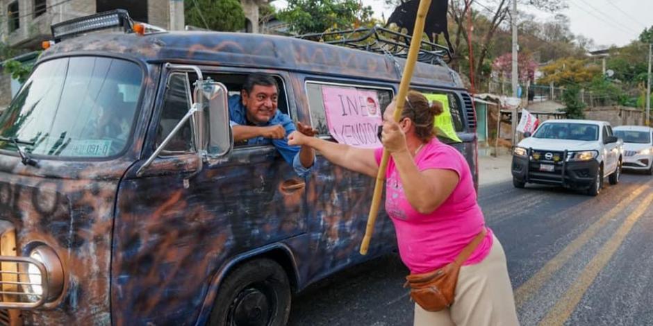 Felix Salgado Macedonio viaja en una combi adornada con cuernos de toro y cartulinas con consignas contra el INE