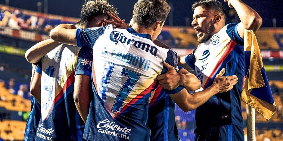 Jugadores del América festejan un gol en el Torneo Guard1anes 2021 de la Liga MX.