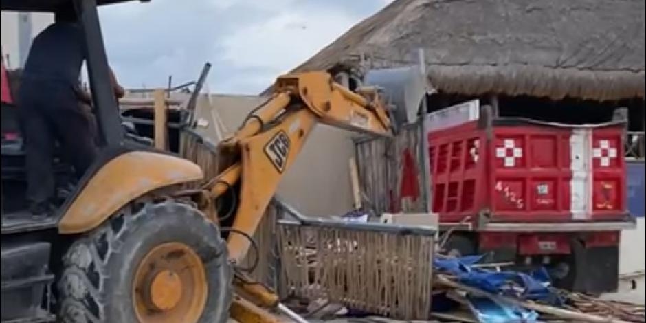 Una excavadora destruye instalaciones que invadían la vía pública de la Playa Gaviota Azul.