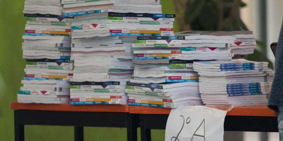 A la convocatoria para rediseñar 16 libros de texto de primaria se registraron dos mil 650 normalistas, investigadores y otros expertos, de los cuales sólo fueron seleccionados mil 882 tras un examen diagnóstico.