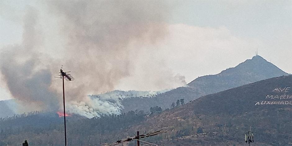 La tarde de este lunes 12 de abril se registra un incendio en la Sierra de Guadalupe, en Coacalco.