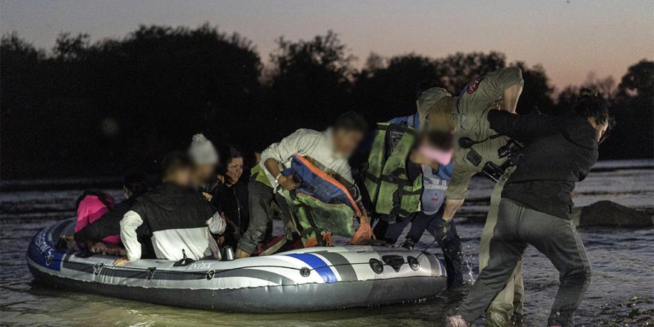 Un grupo de centroamericanos desembarca de una lancha de plástico tras cruzar el Río Grande, el pasado 8 de abril.