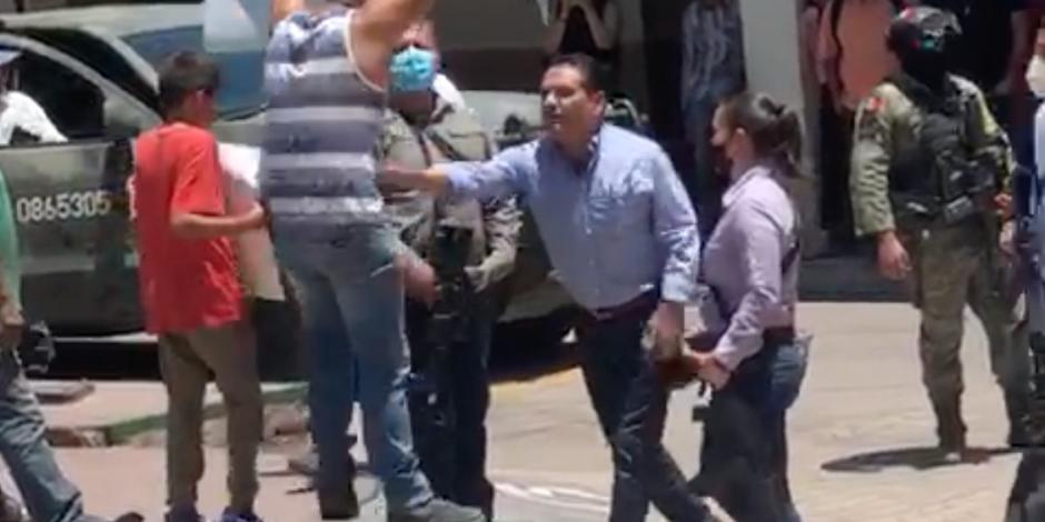 El gobernador de Michoacán, Silvano Aureoles Conejo, afirmó que decidió encarar a uno de los provocadores.