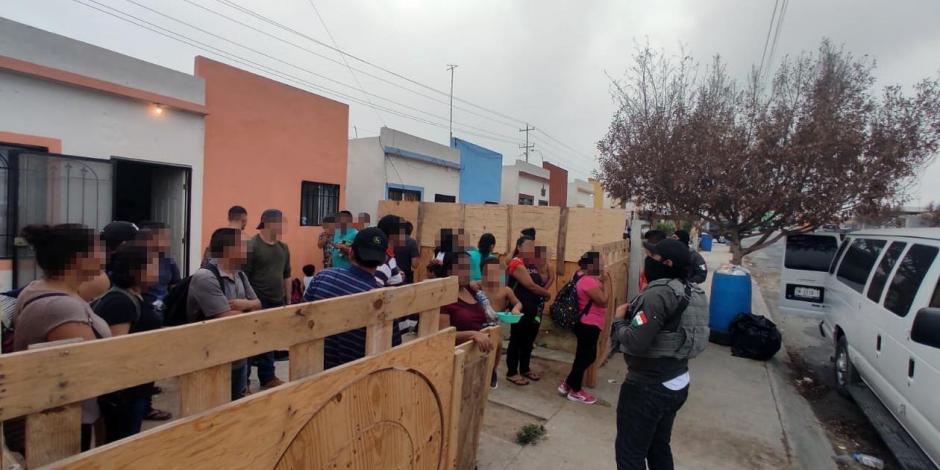 Policías de Tamaulipas rescataron, ayer, a migrantes en una casa de Reynosa.