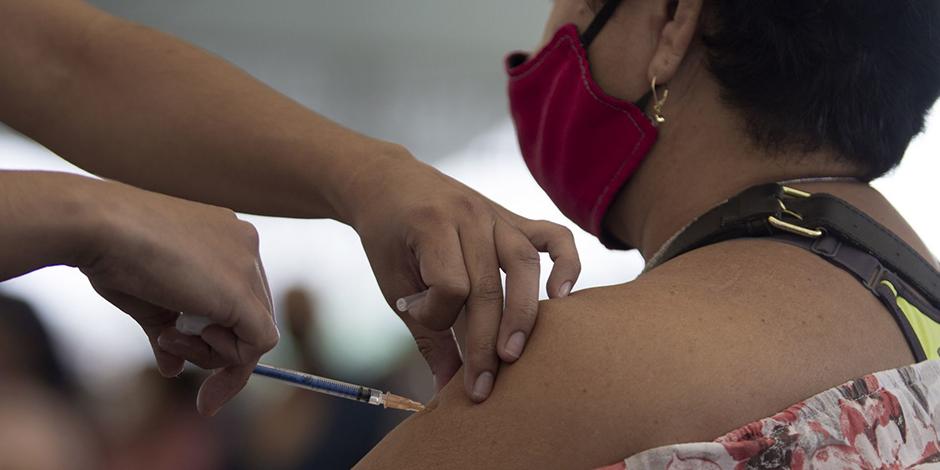 Una persona de la tercera edad recibe la vacuna contra COVID-19.
