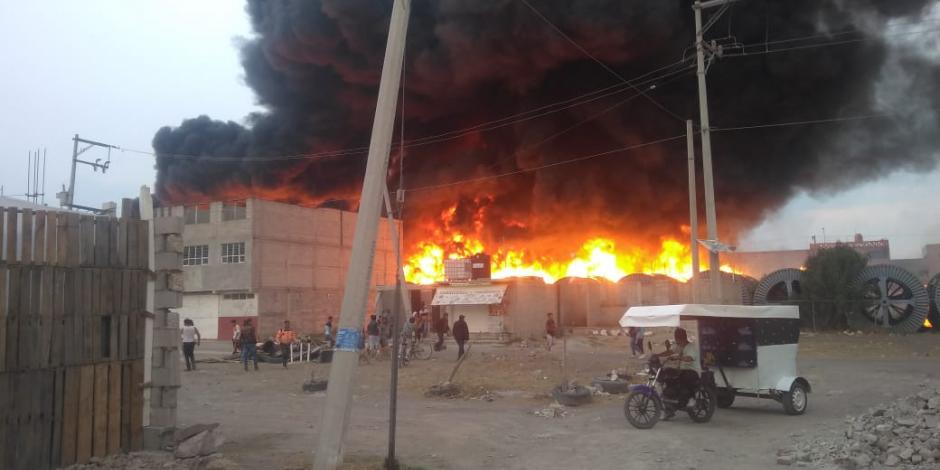 Este viernes, un incendio en Tezoyuca fue reportado en redes sociales y a pesar de que en la zona ya están laborando los bomberos, el fuego no logra extinguirse