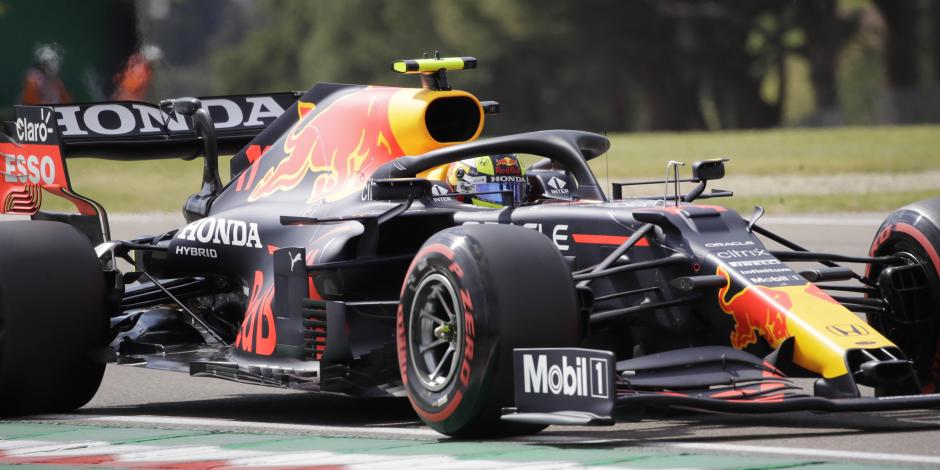 Checo Pérez conduce su monoplaza de Red Bull este sábado durante la clasificación para el Gran Premio de Emilia-Romaña.