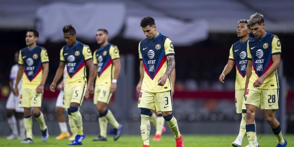 Jugadores del América se lamentan después de su derrota ante el Olimpia en la Concachampions el pasado miércoles en el Estadio Azteca.