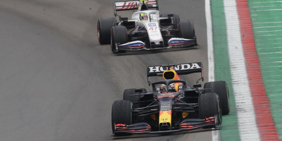 Max Verstappen, de Red Bull, es perseguido por Mick Schumacher, de Haas, en el Gran Premio de Italia.